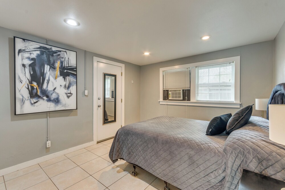 2 Mi to Dtwn Pensacola: Dog-friendly Apartment