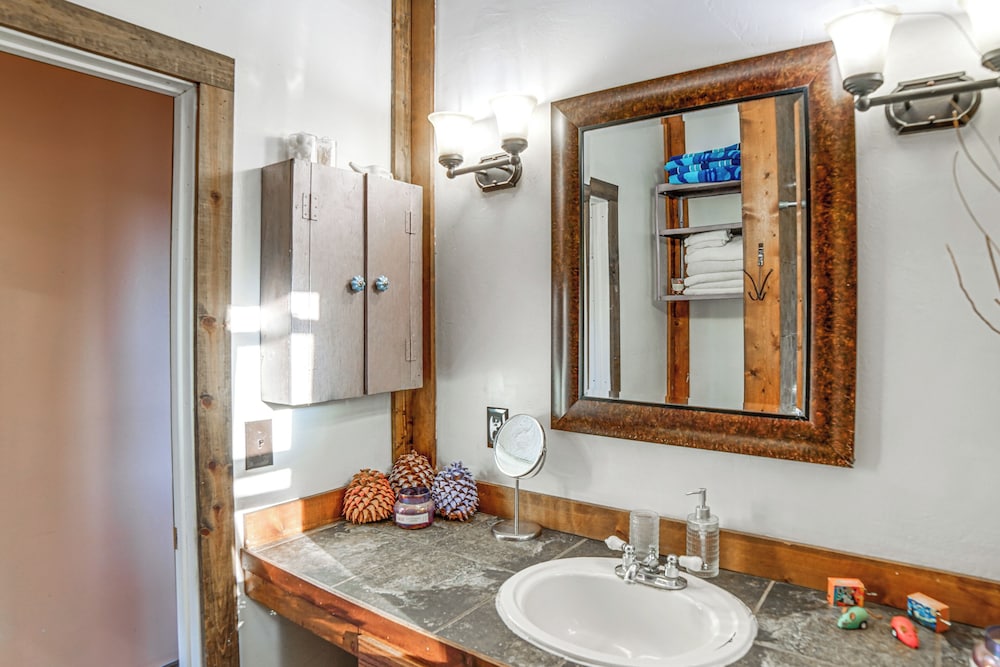 Hot Tub + Fire Pit: Secluded Dos Rios Escape!