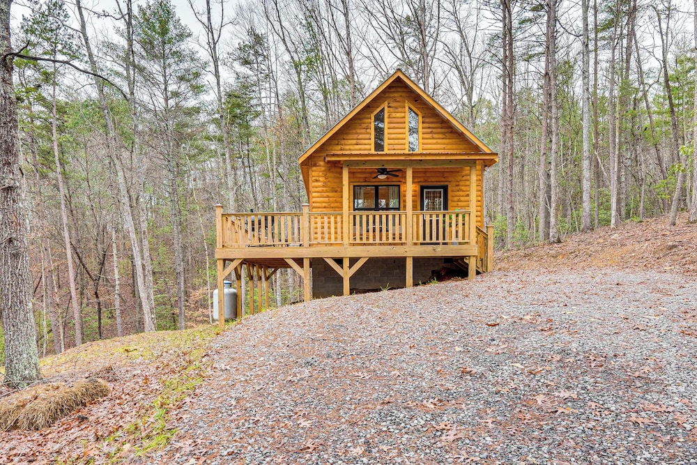 Romantic Log Cabin in the Smokies w/ Fire Pit!