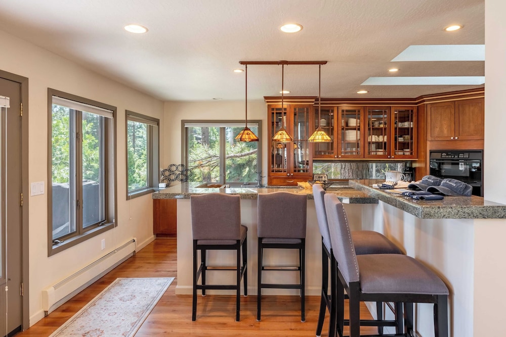 Crystal View by Avantstay Al Fresco Dining w/ View of Lake Tahoe + Crystal Bay