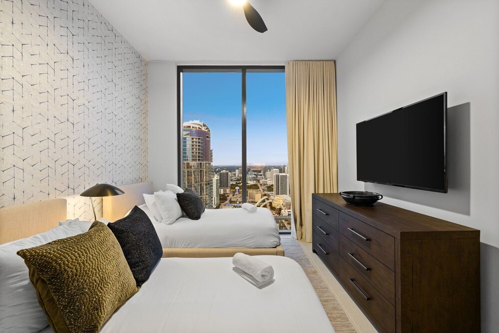 Lux Studio W City Views and Pool