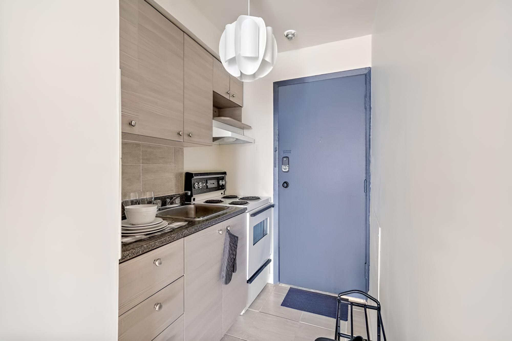 Newly Renovate Studio-2 Blocks From Place des Arts - Image 4