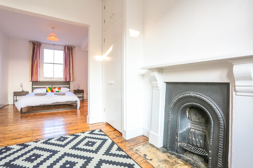 The Glasshouse Escape - 5BDR Victorian Jewel with Modern Twists in Jericho