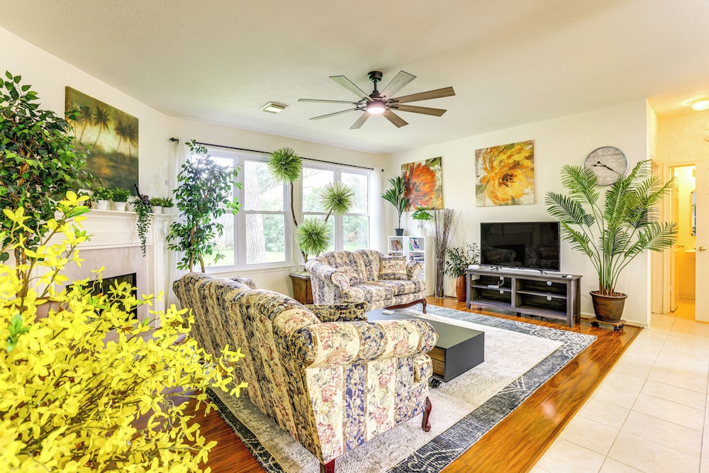 4 Mi to Old Town Spring: Family Retreat w/ Yard!