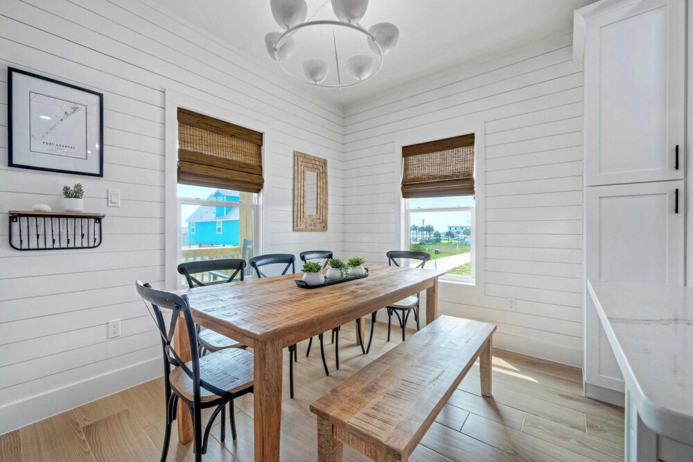 Sleeps 24 2 Homes, Priv Pool, Swing Bar, Patio Lounge Near Nature Preserve