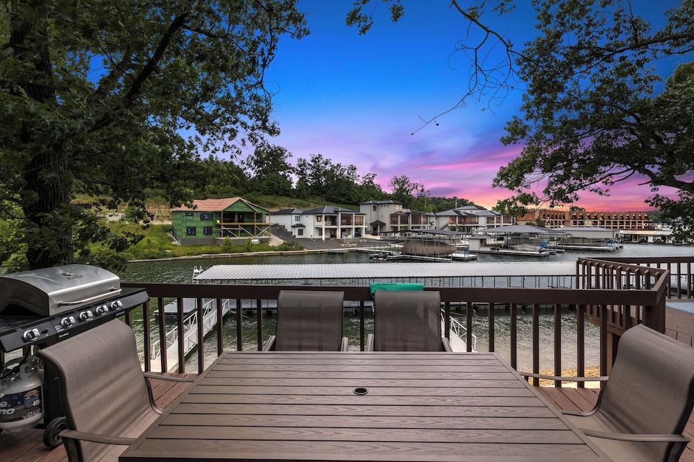 Our Cove Retreat - Perfect for Wave-free Swimming, Tanning & Prime Location Fun!