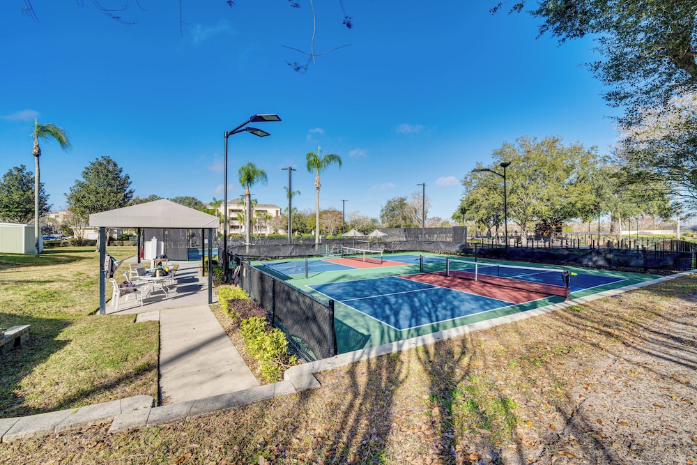 12 Mi to Wdw: Resort Condo w/ Community Hot Tub!