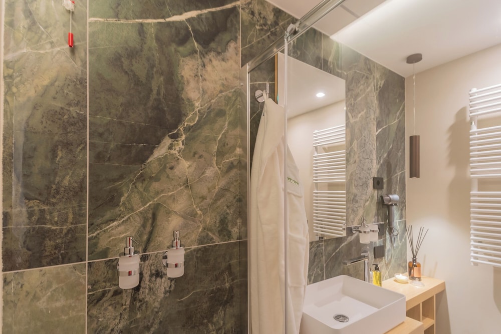 Pureview Luxury Suites, with breakfast & pool by Rent all Como