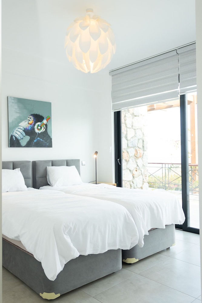 Modern and Luxurious Apartment in a Prime Resort
