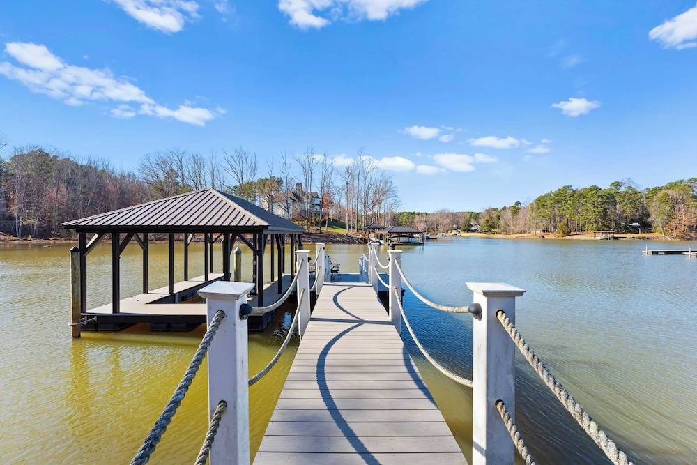 Luxury Lakefront Stay Private Dock, Indoor/outdoor Pool The Retreat
