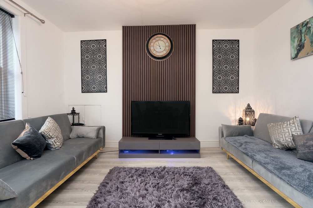 Cosy Cottage - Sleeps 6, Parking & Pet Friendly!