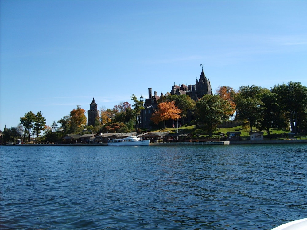 Capricorn Motel Royale Thousand Islands