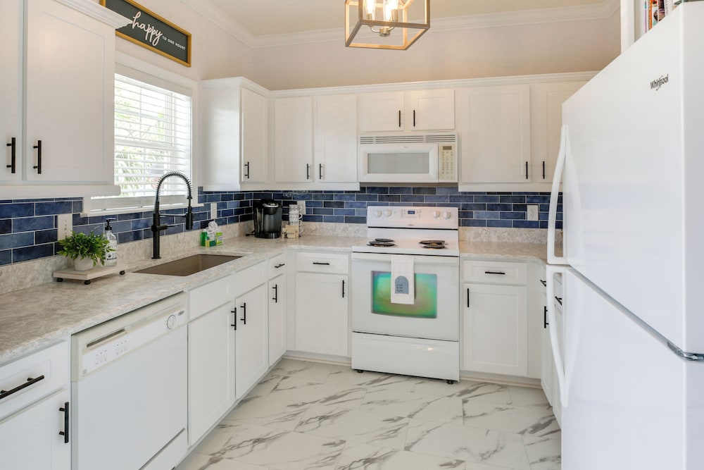3 Mi to Barefoot Landing: Condo w/ 2 Pools!
