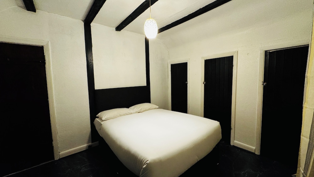 Spacious 4 Bedroom House in St Albans view 5