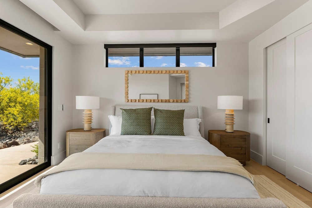 Black Desert Retreat 4 Bedroom Home