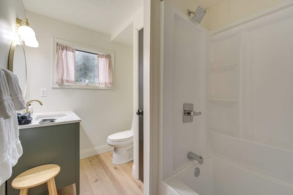 < 1 Mi to Lake Erie: Home w/ Hot Tub & Game Room!