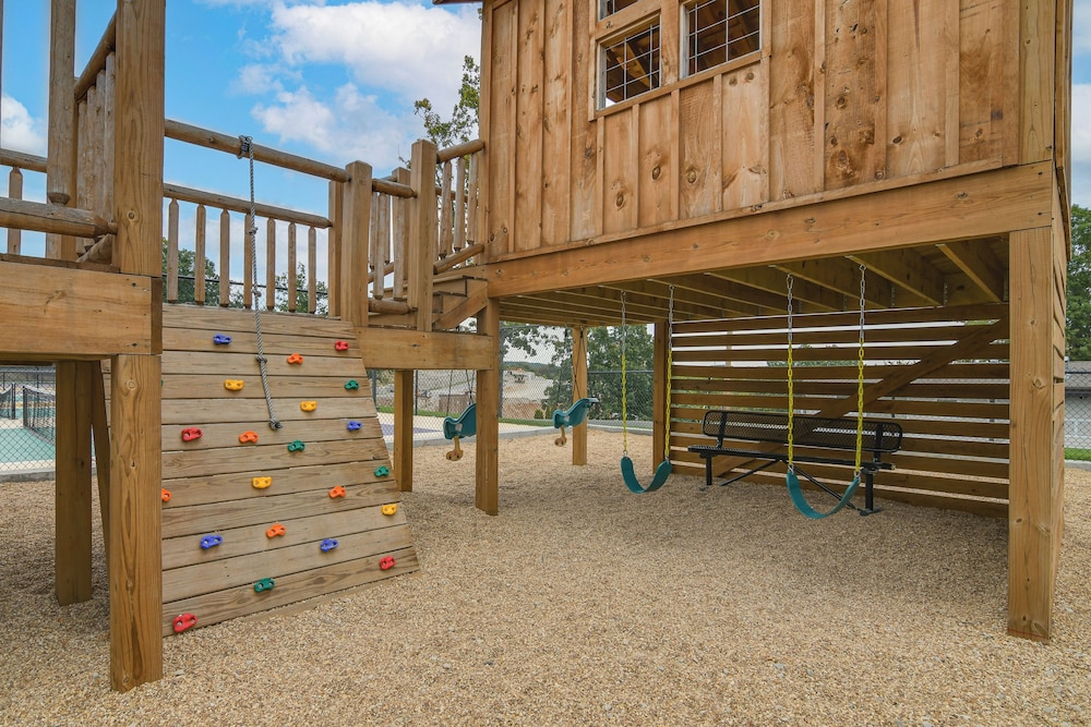 Table Rock Lake Retreat: Steps to Water & Pools!