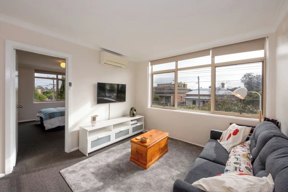 Bright & Comfortable 1BR Unit in Trendy Brunswick!