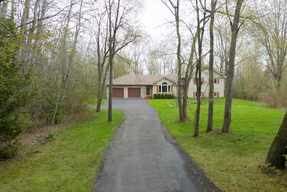 Cozy 4BR Retreat in Quinte West BBQ Backyard