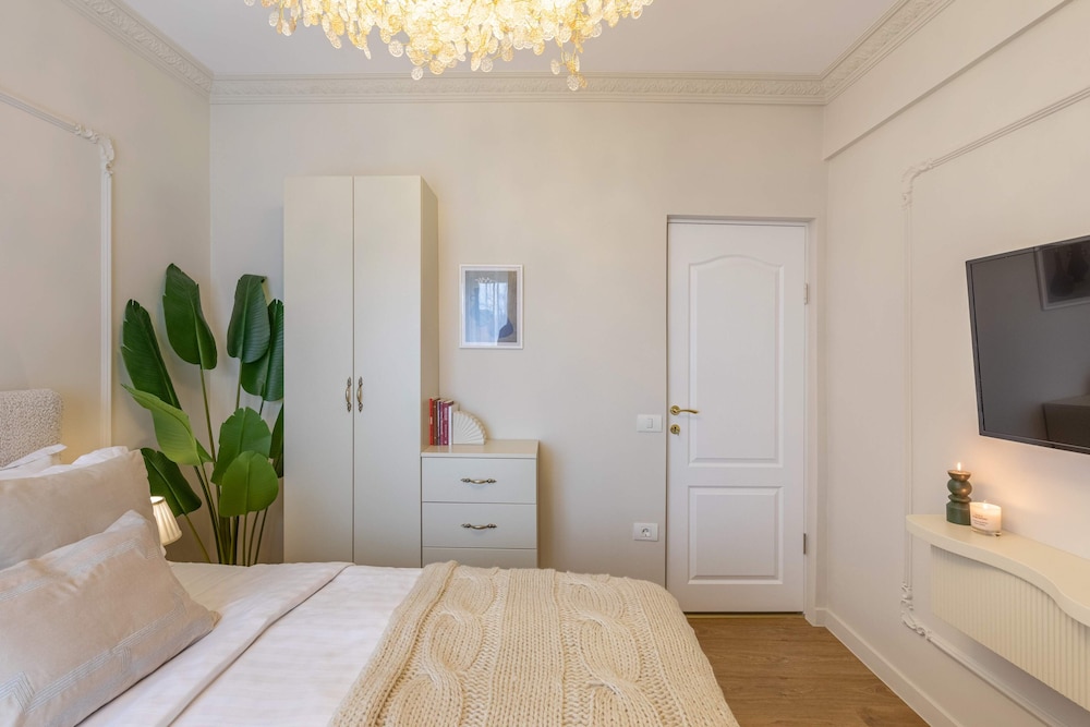Parisian-Inspired 1BR in the Heart of Bucharest - Balcony, AC & Fully Equipped