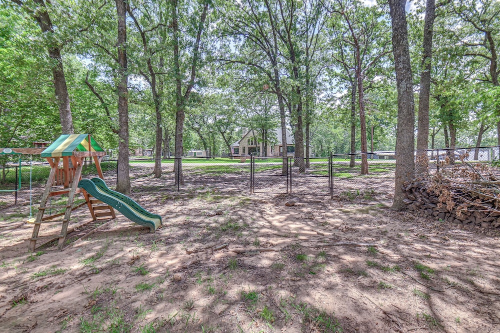 Home w/ Lake Texoma View, Game Room & Bar