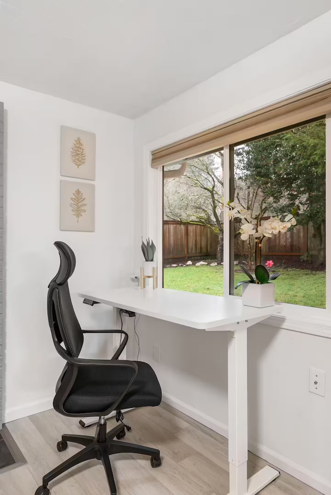 Comfortable Kirkland Home for Family & Remote Work