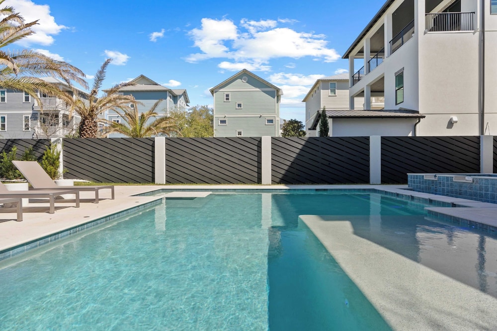 30A Salt & Solace Pool, Golf Cart, Hot Tub + Outdoor Kitchen