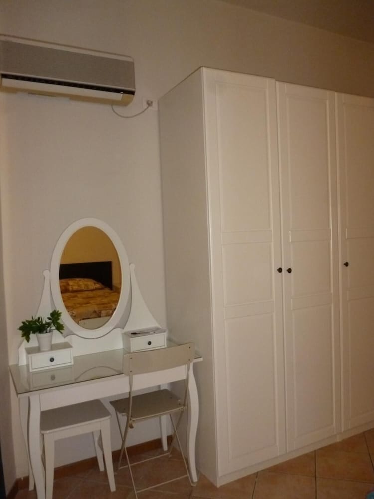 Lastra Bed & Car view 4