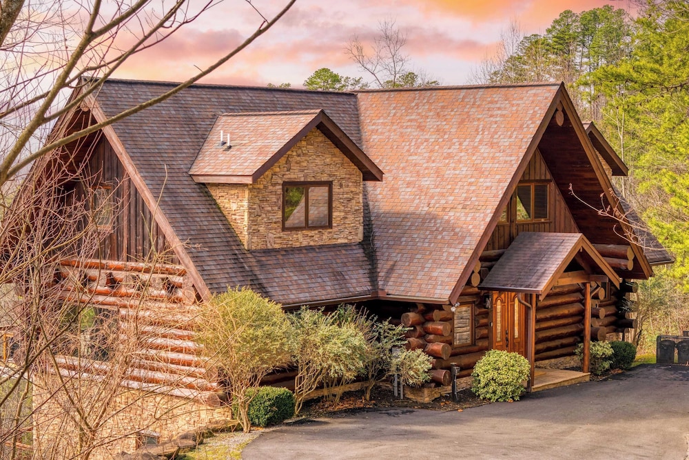 Pinnacle Chalet by Avantstay Luxury Cabin w/ Panoramic Views, Fireplace & Game Room