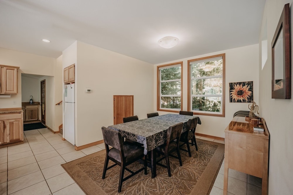 70mbr- Hot Tub - Bbq - Wi-fi - Pets Ok - Sleeps 8 3 Bedroom Home by RedAwning
