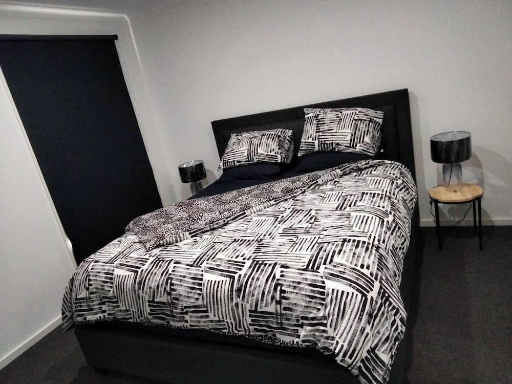 Modern & Cosey 4bedroom House Walk to Beach