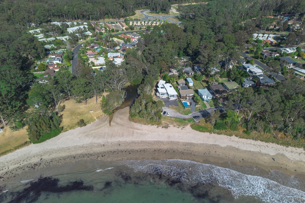 Secluded 3-bed Retreat Moments to the Beach