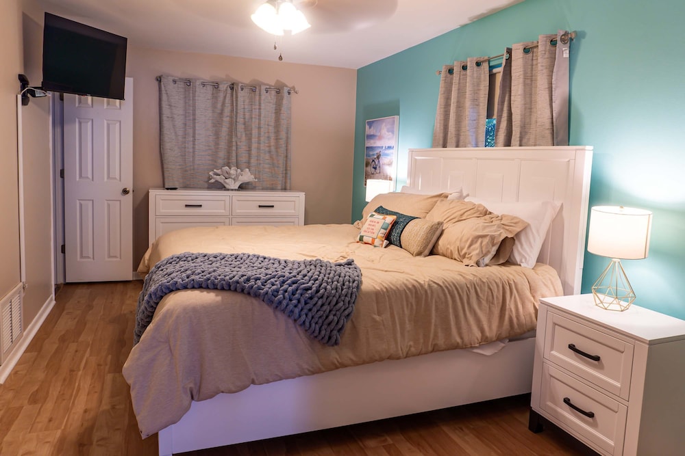 Four Bed Home With Pool Game Room Bar Near Beach