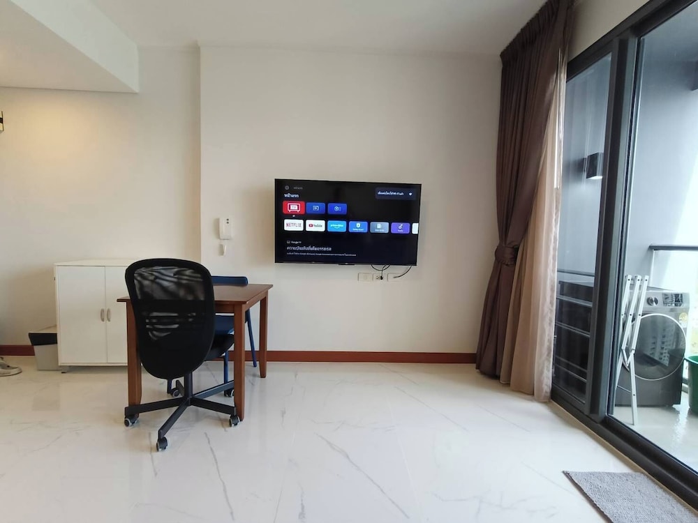Luxury Large One Bedroom Seaview Serviced Apartment at Wongamat, Pattaya