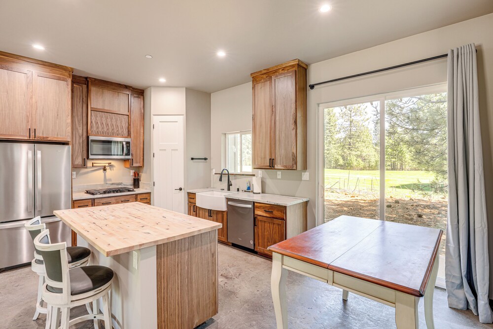 2 Mi to Lake Almanor: Home w/ Golf Course Views!