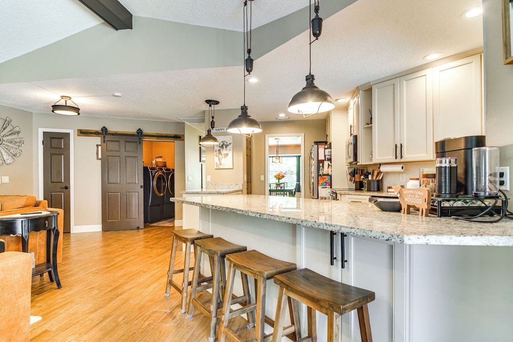 2 Blocks to Golf Course: Spacious Tampa Home!