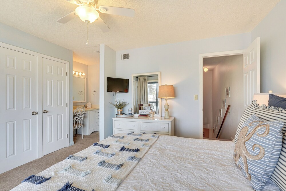 Breezy PCB Retreat w/ Balcony - Walk to Beach!
