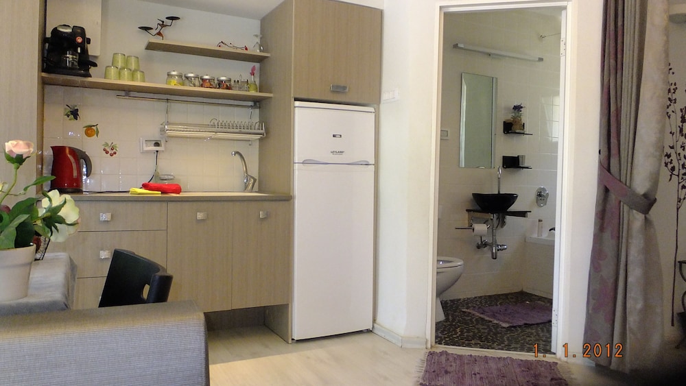 Nuriel Fruit & Guest House