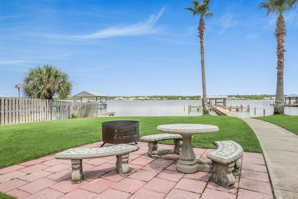 Lagoon Landing 202- Beautifully Decorated Condo With Balcony Pool Steps to Beach Lagoon