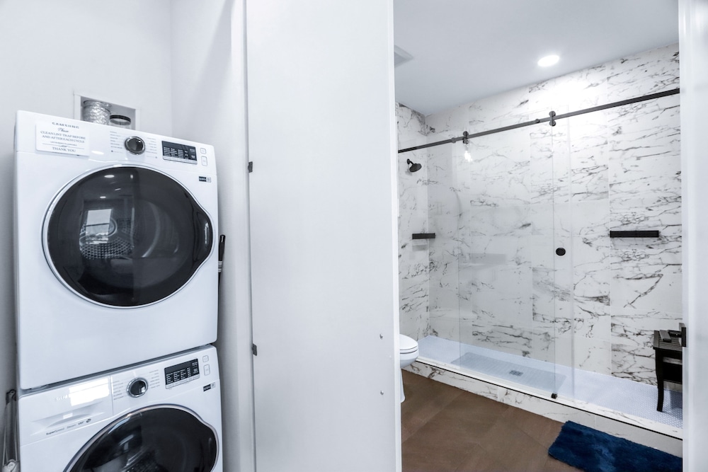 Chic Condo Minutes to Downtown, Gruene, & More