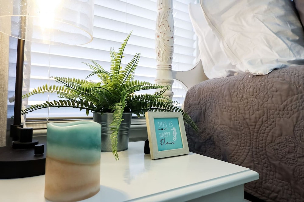 Vibrant Bungalow 2 Minutes to the Beach