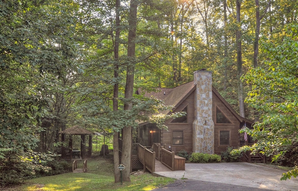 Er50 - Creekside - Great Location. Close To All The Action! 2 Bedroom Cabin by RedAwning view 3