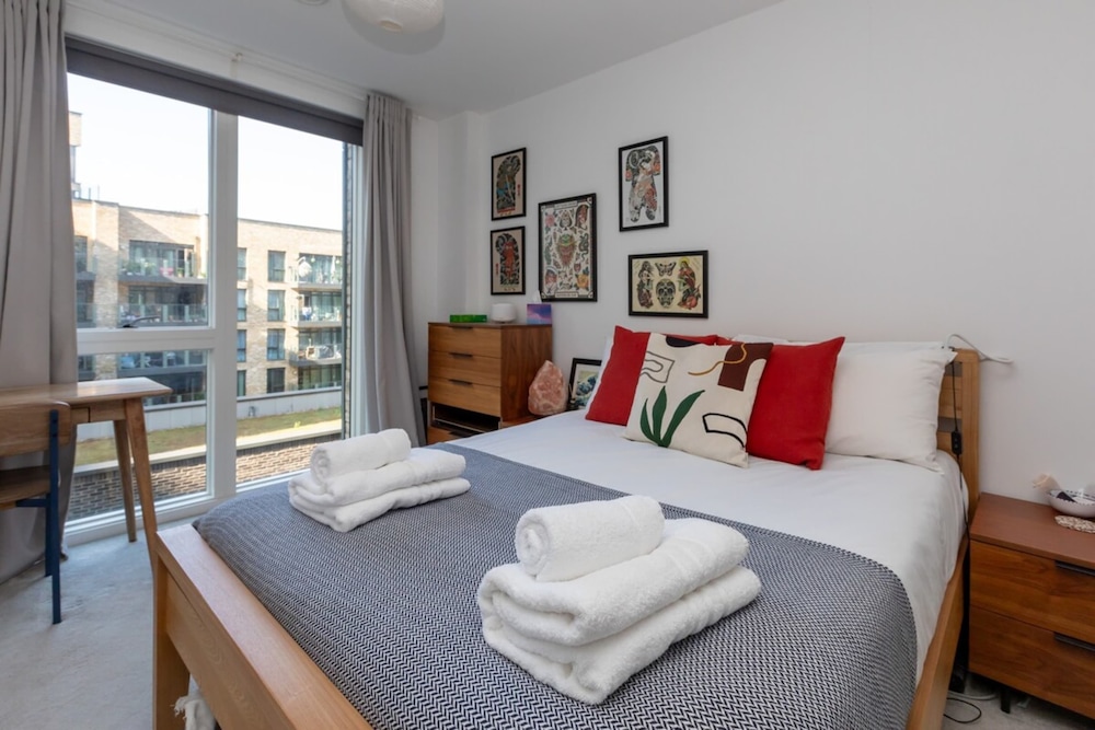 Peaceful & Vibrant 1BD Flat W/balcony- Bow Common!