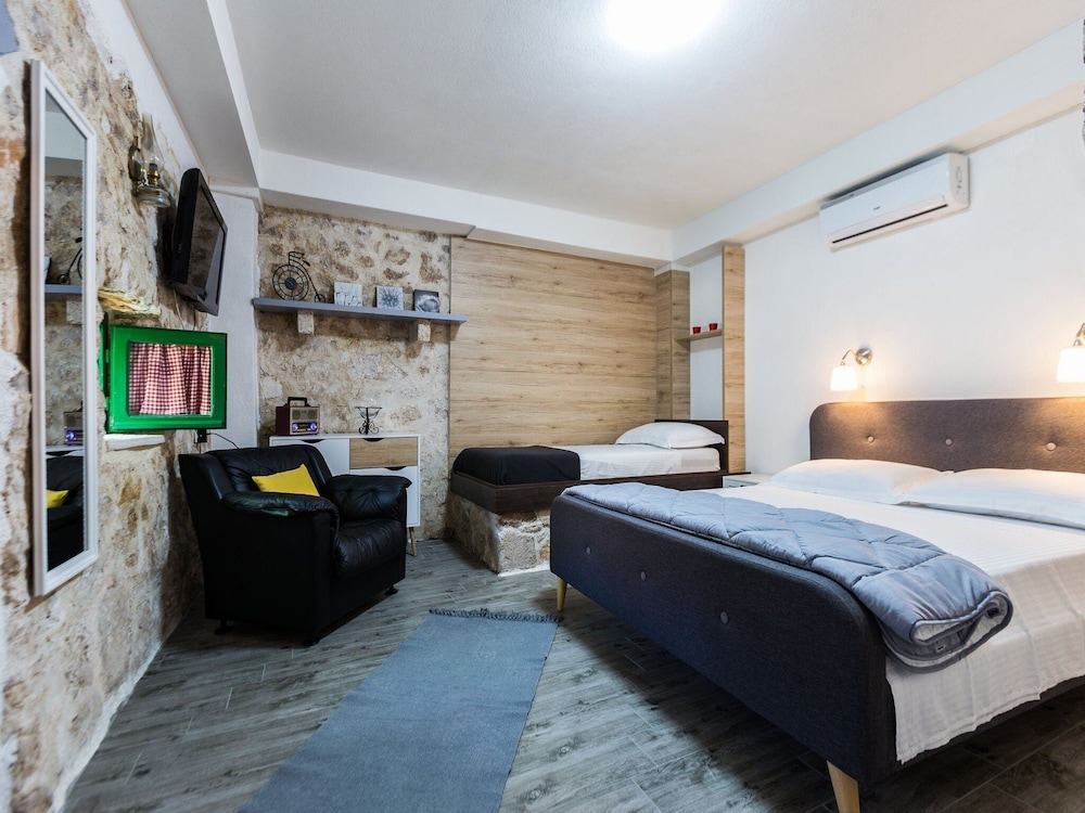 Charming Retreat With Lush Garden, BBQ & Sunlit Terrace Near Bibinje Beaches