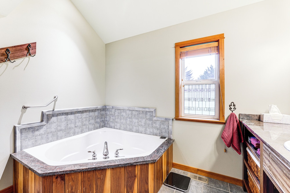 11 Mi to Olympic NP: Port Angeles Retreat w/ Deck