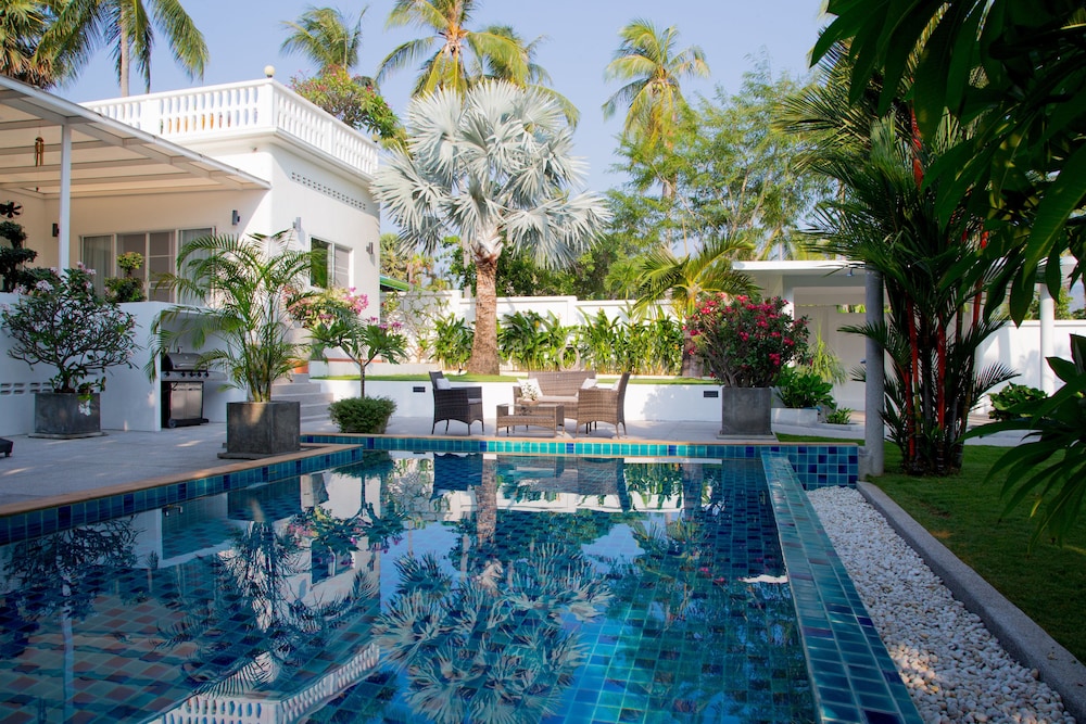 Blissful Tropical Stay at SeaLaVie Villa