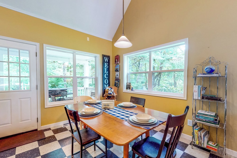 The Homested w/ Covered Deck & Views