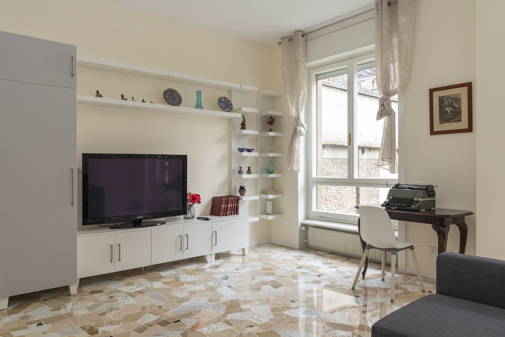 JOIVY Modern 2bed flat with balcony, 250m from M5 Foppa and M2 Sant'Agostino