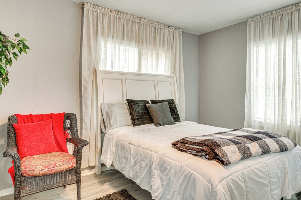 3 Mi to Dtwn Okc: Inviting Home w/ Yard!