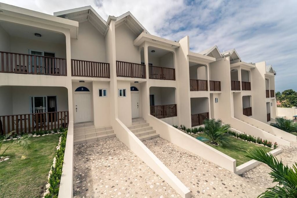 Hotel Nianna Coral Bay Deluxe Townhouse 1 - Image 1